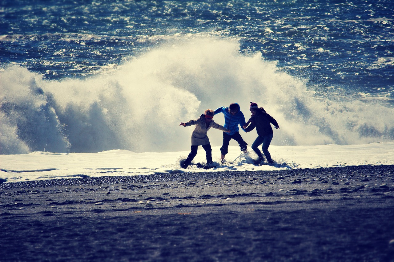 How to Use Social Media Responsibly During Disasters